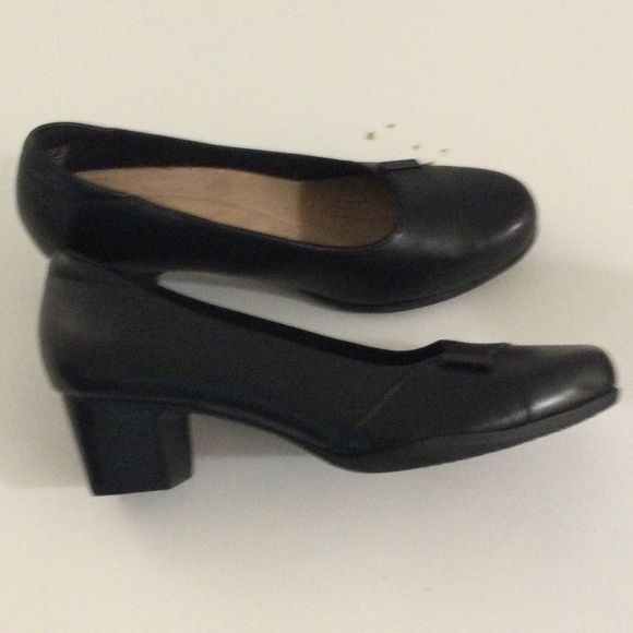 Clarks US 11 Black Low Healed Pumps - Picture 3 of 5